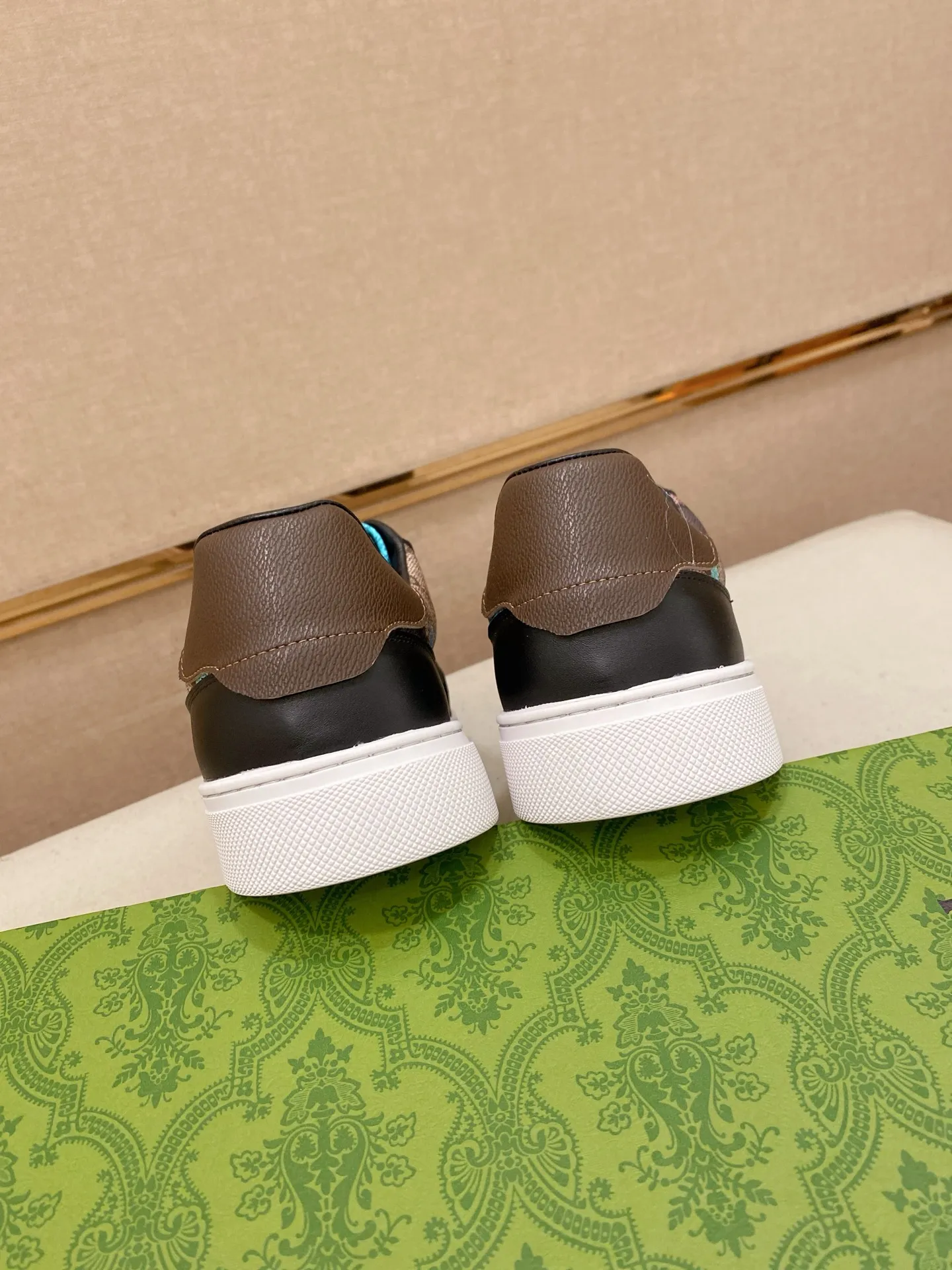 Ex-factory price 380💰【Gucci】Gucci men’s latest series of casual shoes! The official website is built 1:1. The upper is made of imported high-quality cowhide, and the lining is made of high-quality sheepskin, which is soft and comfortable. Picky selection of materials and exquisite workmanship give you the best enjoyment. Number of yards: 38-44 yards.